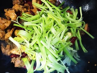 22、家庭辣子鸡块,加入芹菜段
