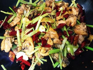 23、家庭辣子鸡块,根据自己的口味加入适量生抽 酱油食盐鸡精调味 喜欢芝麻的也可以撒点芝麻