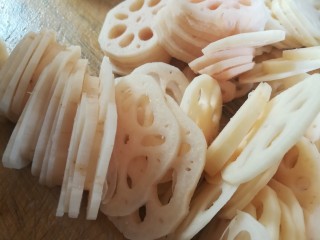 3、请客最hold住场面的凉菜，凉拌莲藕,切片后的莲藕