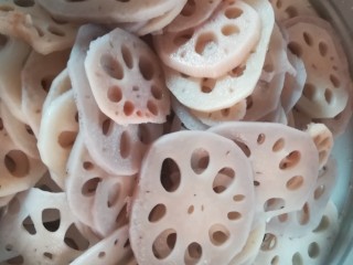 4、请客最hold住场面的凉菜，凉拌莲藕,水大开后，捞起莲藕，用凉水冲下。