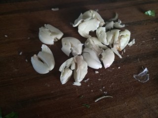 5、请客最hold住场面的凉菜，凉拌莲藕,把蒜瓣拍碎。