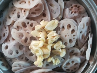 6、请客最hold住场面的凉菜，凉拌莲藕,蒜米加入莲藕