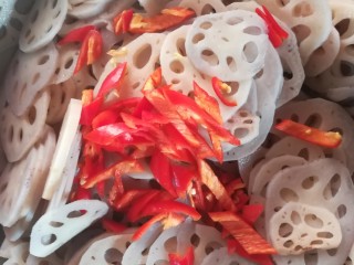 7、请客最hold住场面的凉菜，凉拌莲藕,加入切好的红辣椒丝