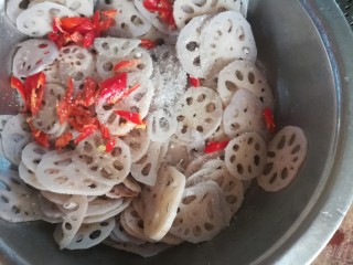 8、请客最hold住场面的凉菜，凉拌莲藕,加入白糖，味精。