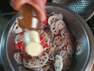 9、请客最hold住场面的凉菜，凉拌莲藕,加入醋