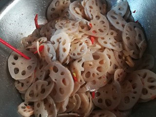 11、请客最hold住场面的凉菜，凉拌莲藕,搅拌均匀后，让它在容器里腌制一阵子，有利于莲藕入味。