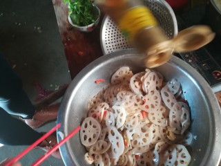 10、请客最hold住场面的凉菜，凉拌莲藕,加入香油，量稍微多点哦。