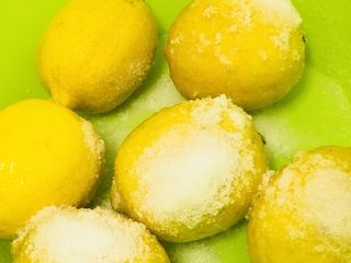 1、柠檬膏????,????柠檬表层有蜡，所以先浸湿用盐戴手套????把蜡搓掉。