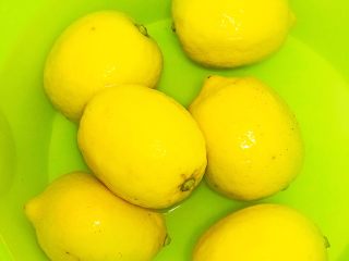 2、柠檬膏????,用盐搓完直接接清水浸泡30分钟。