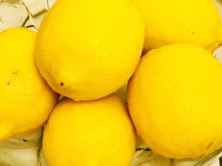 3、柠檬膏????,捞出沥干水分，也可以用厨房纸吸干水分。