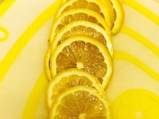 8、柠檬膏????,把????柠檬果核剔除。