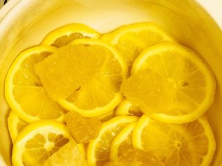 9、柠檬膏????,在砂锅里铺一层柠檬放一层黄糖，以此类推。
