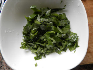 1、野菜肉末煎蛋,采集的车前草幼苗及嫩株，洗净，切碎。盛盘备用。