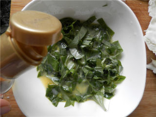 3、野菜肉末煎蛋,搅拌均匀后，滴点米酒。