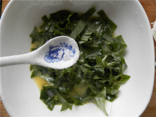 4、野菜肉末煎蛋,加1小勺盐。