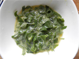 5、野菜肉末煎蛋,搅拌均匀。