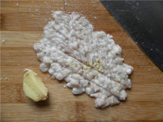 6、野菜肉末煎蛋,将瘦肉加1片姜，一起剁碎。