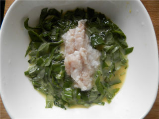 7、野菜肉末煎蛋,将肉末倒入菜末蛋液中。