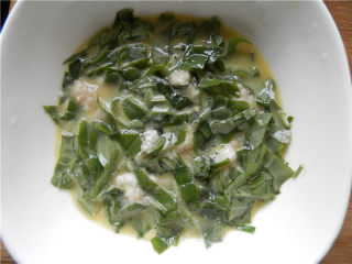 8、野菜肉末煎蛋,搅拌均匀。