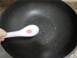 9、野菜肉末煎蛋,准备一个质量好的不粘锅，加少许油（好的不粘锅，一点不沾还省油）。