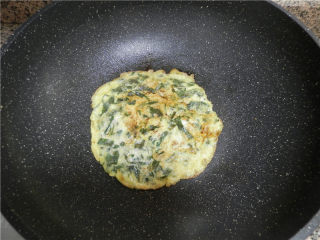 11、野菜肉末煎蛋,待野菜蛋液成型以后，再翻至另一面再煎。