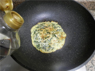 12、野菜肉末煎蛋,煎至金黄色，淋些酱油，即可出锅。