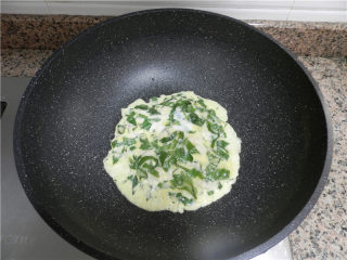 10、野菜肉末煎蛋,烧热后倒入蛋液，中火，先不要翻动。