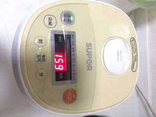 1、典典家私厨@五分钟早餐2,提前一晚睡觉前将红薯和鸡蛋放在电饭煲,预约好时间1电饭煲莉放入水,设置好时间,早晨醒来,鸡蛋和红薯就蒸好了。