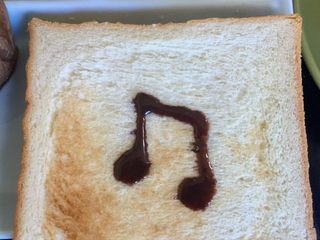 5、典典家私厨@五分钟早餐2,做好造型的吐司片,还有很多其他造型,此时,放点音乐会很不错