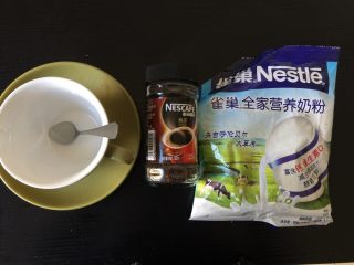 6、典典家私厨@五分钟早餐2,拿铁咖啡的做法,准备雀巢醇品咖啡和雀巢奶粉,比速溶咖啡健康很多,不含植脂末,适合减肥人士,而且喜欢苦的人可以多放点咖啡粉,如果家里有咖啡豆的,也可以用咖啡豆现磨的粉冲泡咖啡,但是五分钟早餐,我们讲究的就是快!