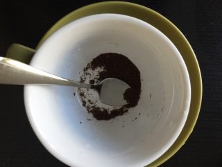 7、典典家私厨@五分钟早餐2,咖啡杯倒入一点雀巢醇品咖啡粉