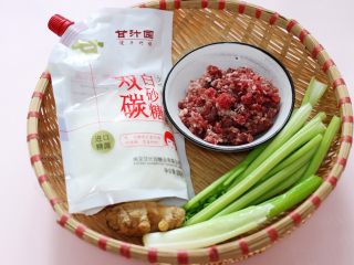 1、补血宜气的芹菜牛肉包,首先备齐包子馅的食材。
