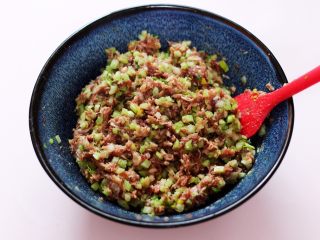 8、补血宜气的芹菜牛肉包,搅拌均匀后，加入用刀切碎的芹菜搅拌均匀就可以了。