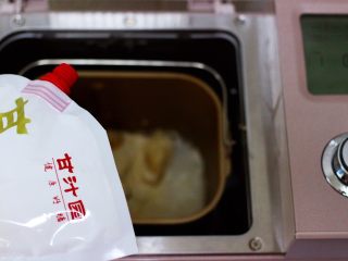 9、补血宜气的芹菜牛肉包,面包桶里加入中筋面粉，然后再加入甘汁园双碳白砂糖以及酵母和清水，启动面包机的一个和面程序。