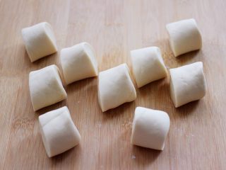 13、补血宜气的芹菜牛肉包,把醒发好的面团排气揉匀后，用手搓成长条后，用刀切成大小一致的剂子。