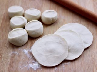 14、补血宜气的芹菜牛肉包,把剂子摁扁后，用擀面杖擀成圆形薄面皮。