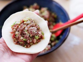 15、补血宜气的芹菜牛肉包,在擀好的面皮里，加入适量的搅拌好的馅料。