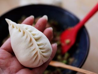 16、补血宜气的芹菜牛肉包,包成自己喜欢的样子就可以了，我今天包的是麦穗模样。