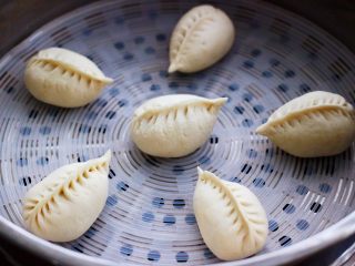 17、补血宜气的芹菜牛肉包,依次包好所有的包子后，蒸锅里加入适量的温水，不要超过38度，把包子进行二发。
