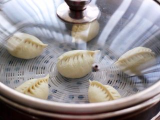 18、补血宜气的芹菜牛肉包,看见包子醒发后是原来的1.5倍时，大火烧开后蒸20分钟后关火，焖5分钟即可。