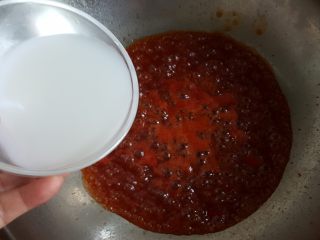 1、糖醋牛肉里脊,当糖醋汁煮到冒有大而密集的泡泡出现时，调入适量的水淀粉。