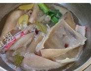 1、爽口肉皮,肉皮洗净用刀刮去表面赃物，摘取猪毛，冲洗干净。锅中加凉水放入肉皮及葱姜花椒大料同煮，锅开后5分钟关火，晾凉后将肉皮捞出，水龙头冲去表面粘液。