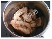 2、爽口肉皮,将肉皮放在篦子晾干，这季节上晾上1-2天就会很干了，晾干的肉皮用水冲去表面脏土，擦干水分备用。锅中加油，油温5-6成热时分几次下入肉皮炸制，当肉皮被炸得通体都起大泡时就可以捞出了。