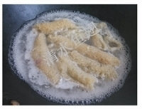 3、爽口肉皮,将炸好的肉皮放入清水中泡发，这季节要1-2天，中间要经过几次换水，泡发好的肉皮放入开水中焯水1分钟左右，捞出晾凉。切丝放入小盆中待用。