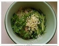 4、爽口肉皮,将黄瓜切丝，香菜切段，大蒜切末放入肉皮中。