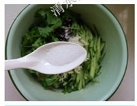 5、爽口肉皮,炒锅烧热，倒油，放花椒炸香，油温降下来后放干红辣椒段炸香，然后浇到肉皮的小盆中，然后加入半勺白糖、盐适量、醋、生抽、味精、香油，拌匀，盛盘。