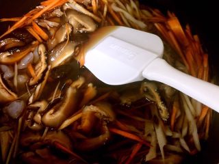 8、稻荷寿司,锅内放入100cc水、两勺出汁、一勺味淋、1/3勺酱油，大火煮开，放入切好的香菇等，中火煮至没有汤汁