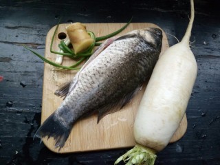 1、鲫鱼萝卜汤,准备材料:鲫鱼杀了清洗干净，一根萝卜，两棵葱，一小段生姜！