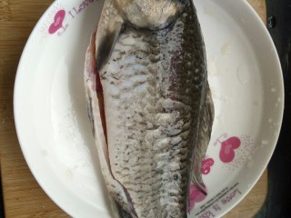 2、鲫鱼萝卜汤,鲫鱼表面抹上少许盐和料酒，腌制15分钟！