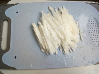 6、鲫鱼萝卜汤,煮鱼的时候把萝卜去皮切丝备用！